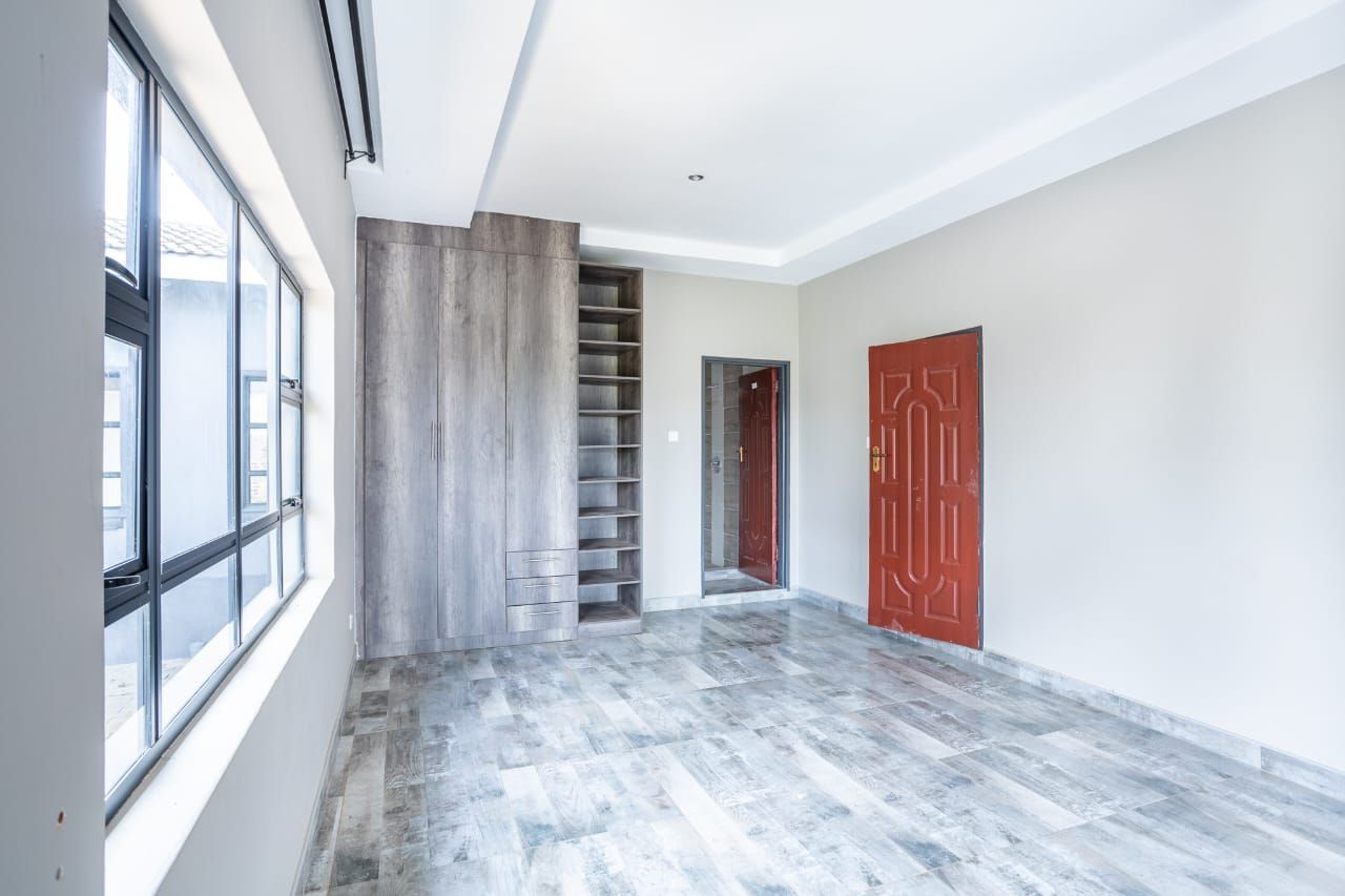 House For Sale in Brookview — photo 9