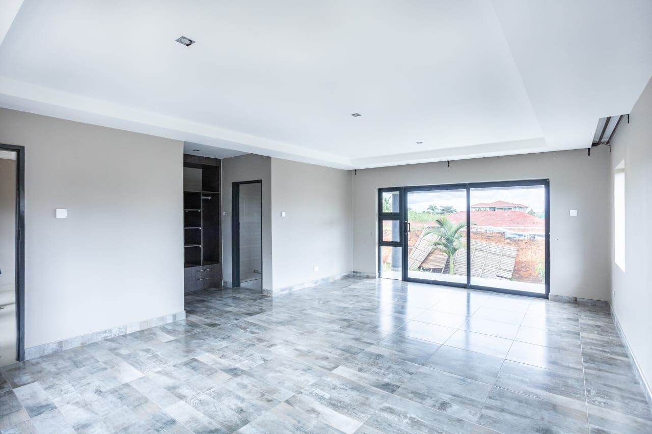 House For Sale in Brookview — photo 3
