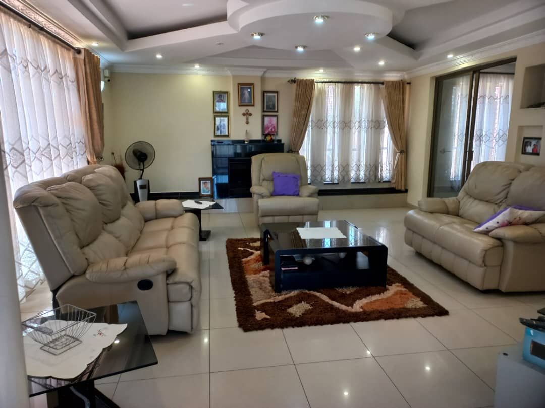 House For Sale in Glen Lorne. — photo 9
