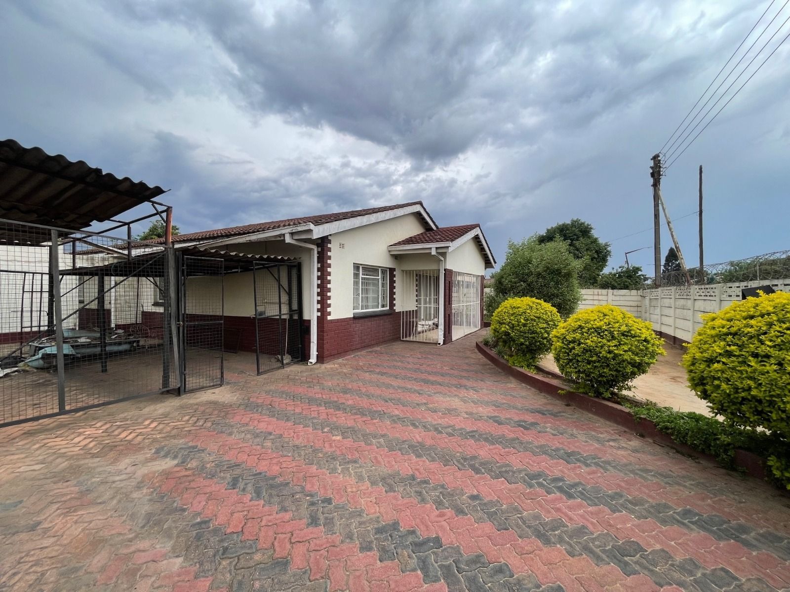House For Sale In Highfield — photo 2