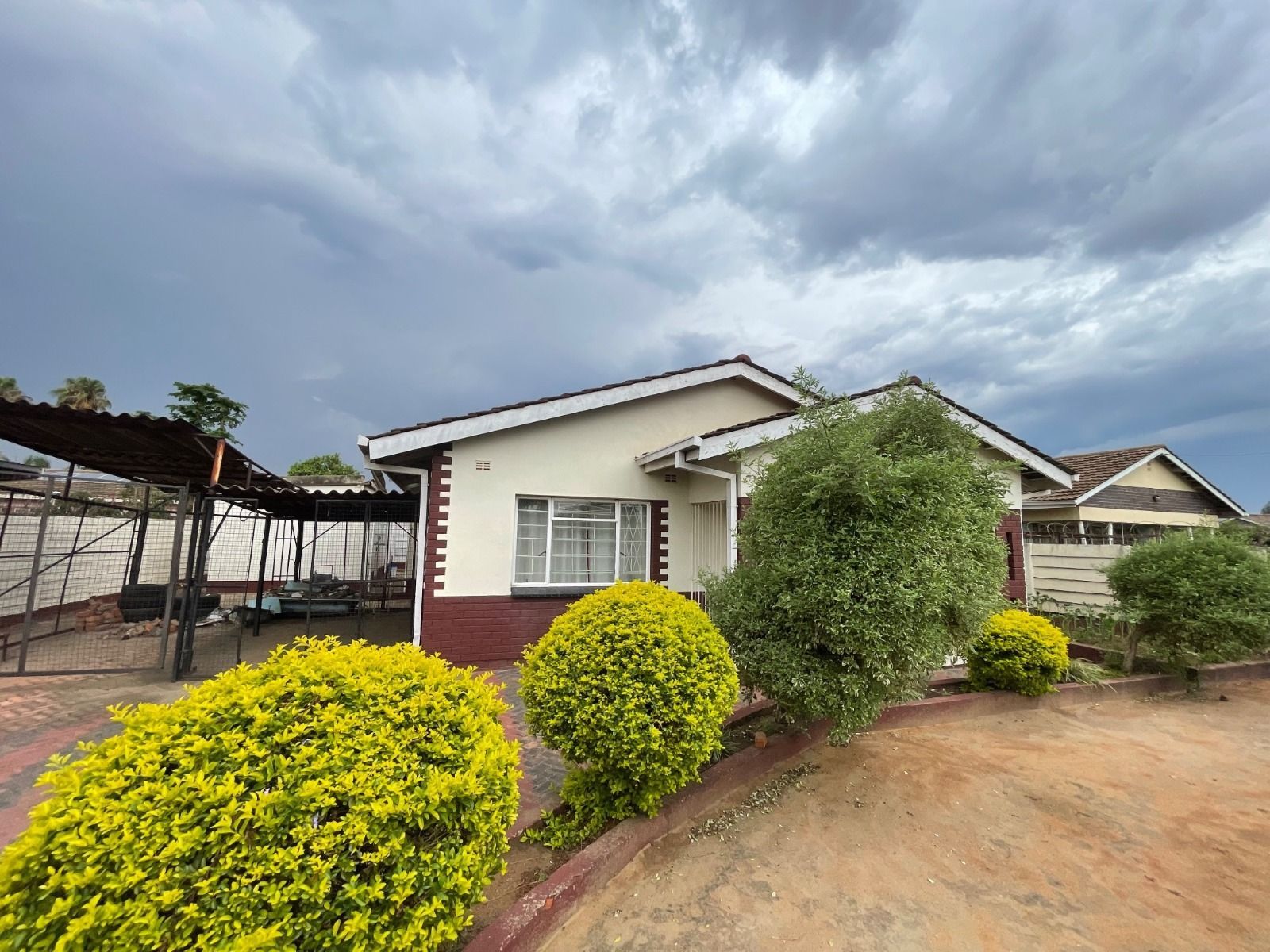 House For Sale In Highfield — photo 3